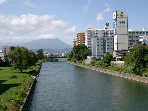 盛岡・北上川旭橋から岩手山を望む