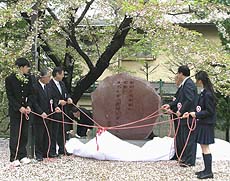 石川啄木の歌碑を除幕する盛岡一高の同窓会有志や在校生代表ら